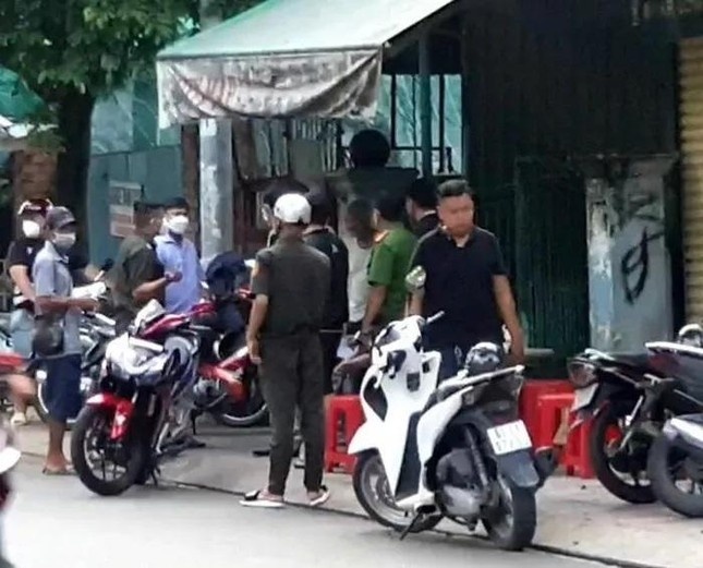 Dam chet tinh dich roi bo tron hinh anh