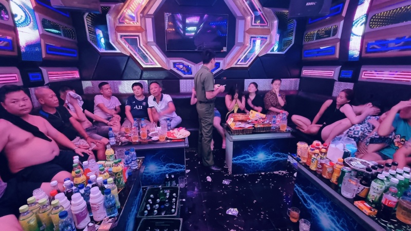 19 thanh nien vao quan karaoke su dung ma tuy hinh anh