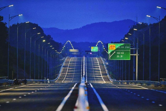 Truy tim thu pham cat cap dien tren cao toc Van Don - Mong Cai hinh anh