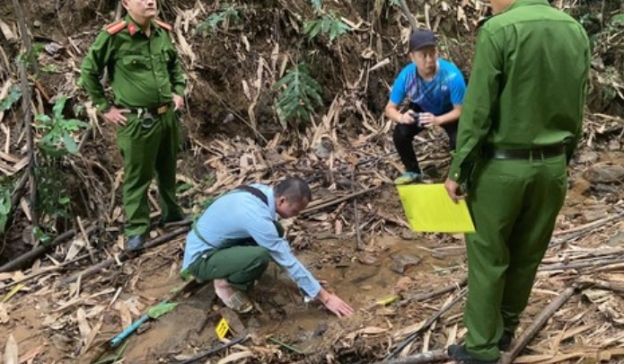 Khoi to nguoi do thuoc diet co vao nuoc dau doc 4 gia dinh hinh anh
