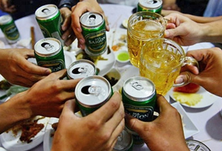 Mau thuan tren ban nhau, nam thanh nien cam dao dam ban tu vong hinh anh