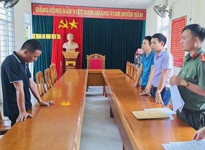 Khoi to 4 nguoi lien quan duong day danh bac cua Phan Sao Nam hinh anh