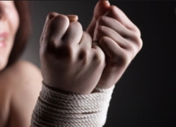 Bi ban trai cu cat toc, chup anh khoa than gui cho ban trai moi hinh anh