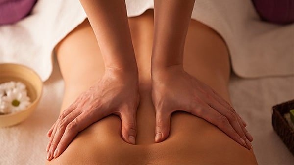 Ke dao vao co nhan vien cuop dien thoai sau khi massage hinh anh