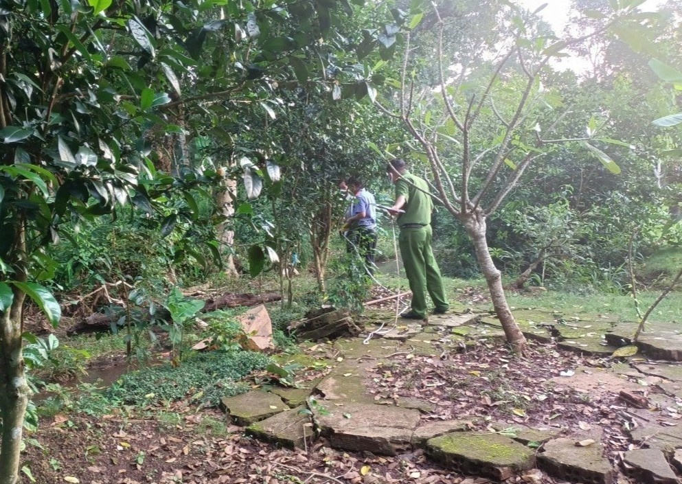 Phat hien thi the nguoi dan ong phan huy duoi suoi hinh anh