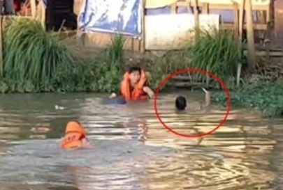 Canh sat nhay xuong kenh bao vay, van dong thanh nien buong dao len bo hinh anh