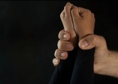 Tam giu nguoi dan ong day boi nghi hiep dam tre em hinh anh