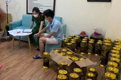 Phat hien hon 100 binh ruou ngam dong vat khong ro nguon goc hinh anh