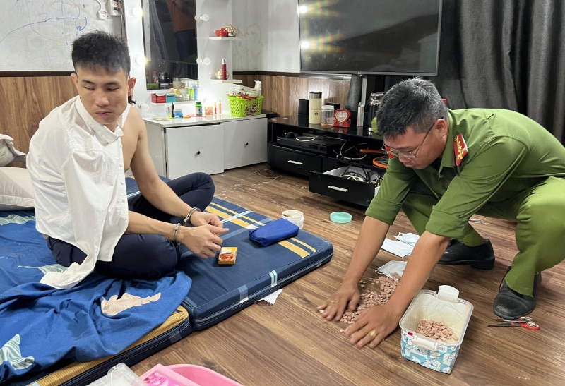 Bat 3 doi tuong cung hon 10.000 vien thuoc lac hinh anh