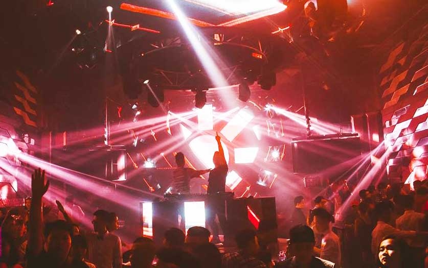 Dot kich quan bar Heyo Club, phat hien hang chuc nguoi bay lac hinh anh