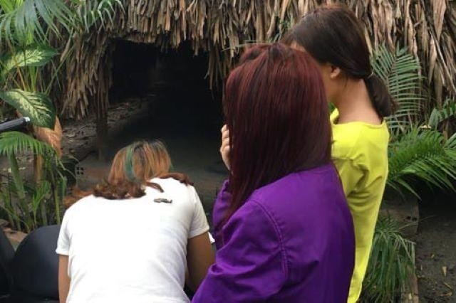 Be gai bi dua len oto cho di phuc vu tai quan massage hinh anh