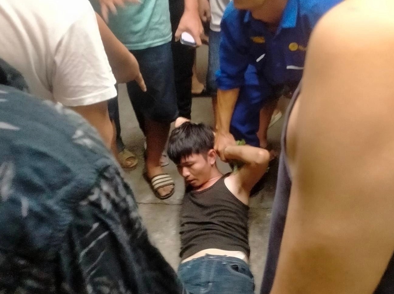 Xong vao tiem vang o Binh Duong dap be tu kinh nem vang ra duong hinh anh