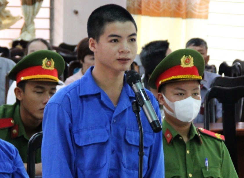Dung bua dinh tan cong chu nha vi so bi phat hien trom tai san hinh anh