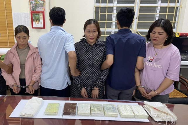 Ba nu quai mua ban, van chuyen 7 banh heroin hinh anh