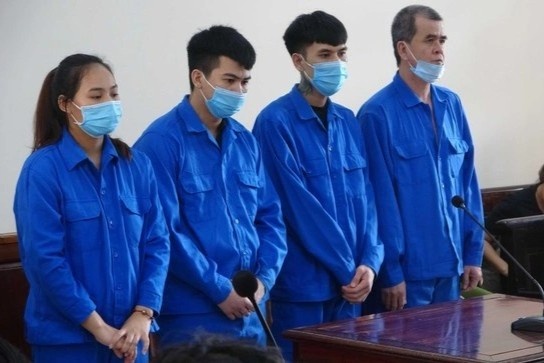 Phat tu cho nhom lua phu nu sang Campuchia ban dam hinh anh