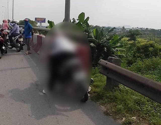 Nguoi dan ong tu vong trong tu the ngoi tren xe may hinh anh