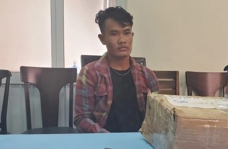 Mang hon 2 kg ma tuy di tren duong thi bi bat hinh anh