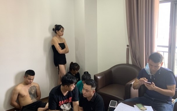 Khoi to 5 nguoi to chuc 'tiec' ma tuy trong nha nghi hinh anh