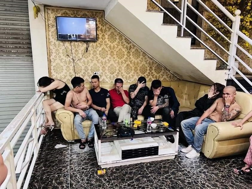 44 nam nu bay lac trong quan karaoke Heaven hinh anh