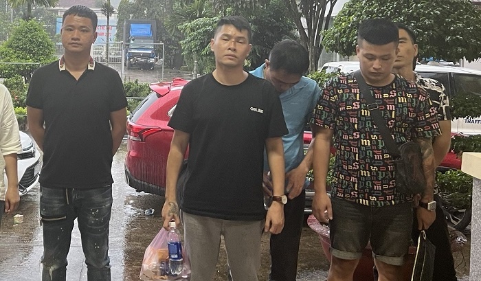 Khoi to 5 du khach dung kiem chem nhau o quan bar hinh anh