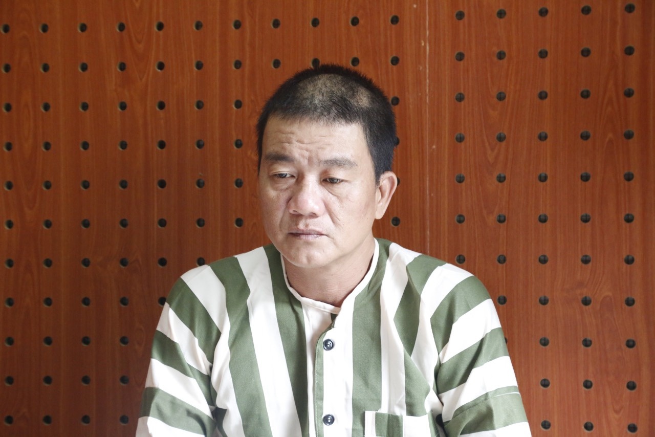 Bat giu nguoi dan ong buon ban ma tuy cung 4 khau sung hinh anh