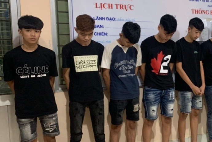 Hen doi thu khong den, nhom thanh nien chem xe cua nguoi di duong hinh anh