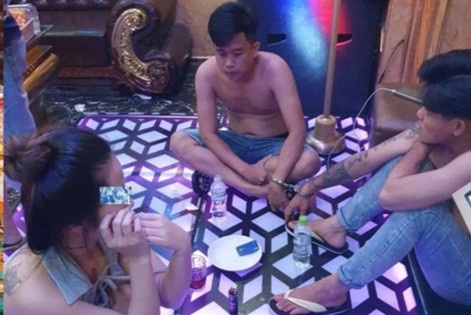 Bat nhom doi tuong su dung ma tuy trong quan karaoke Nu hoang hinh anh