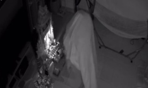 Ten trom nguy trang, luc loi lay nhieu tai san trong nha hinh anh