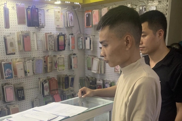 Vao tiem vang nho di ve sinh roi dot nhap cuom tai san hinh anh