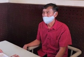 Bat giu nguoi dan ong mua sung roi ban tinh dich hinh anh