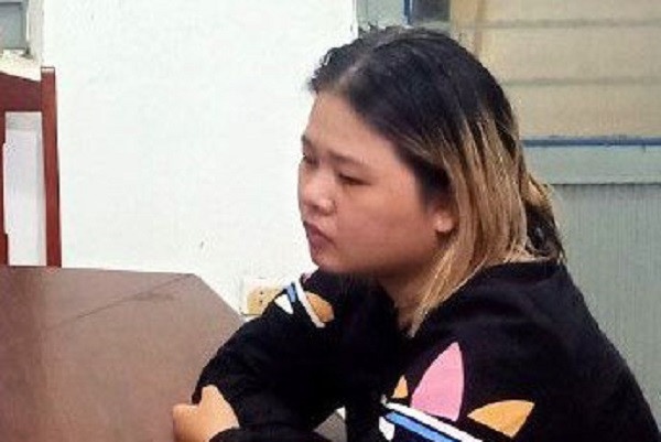 Canh sat mat phuc bat nu quai mang lenh truy na dac biet hinh anh