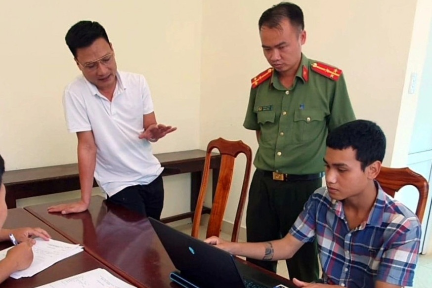 Nam thanh nien bi bat giu vi khoe thanh tich chuyen danh sap website hinh anh