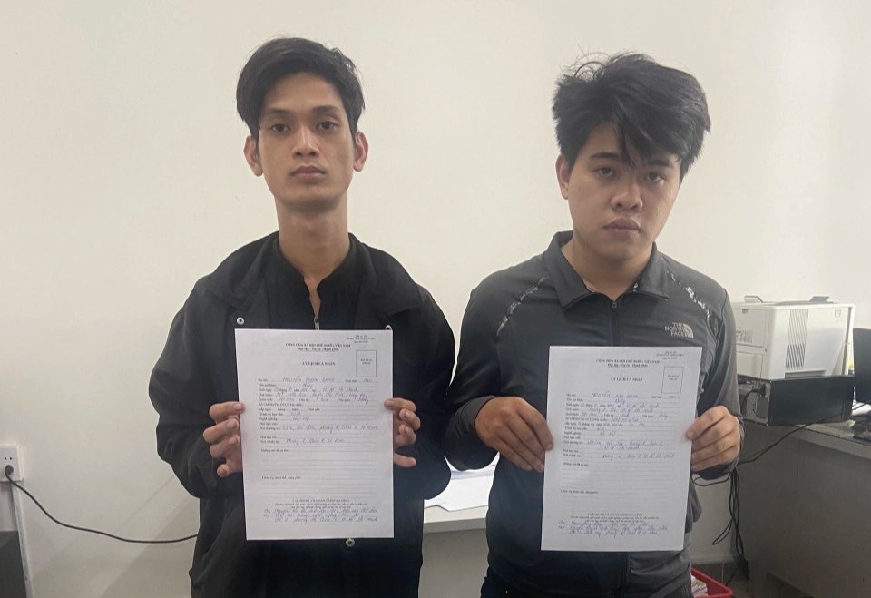 Hai thanh nien be trom kinh oto o Binh Duong hinh anh