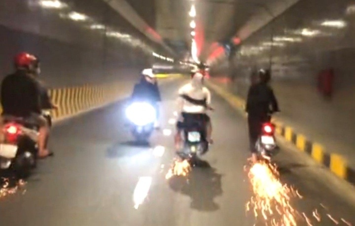 Buong 2 tay khi do deo Hai Van, tai xe xe may bi phat 8,9 trieu dong hinh anh