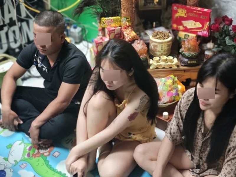 Ru nhau vao cua hang dien thoai de bay lac hinh anh