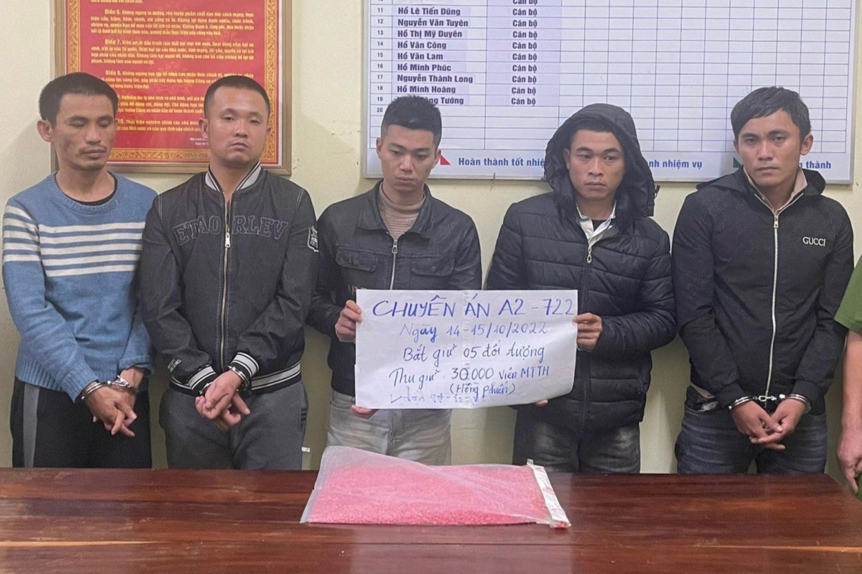 Bat nhom doi tuong van chuyen 18.000 vien ma tuy hinh anh