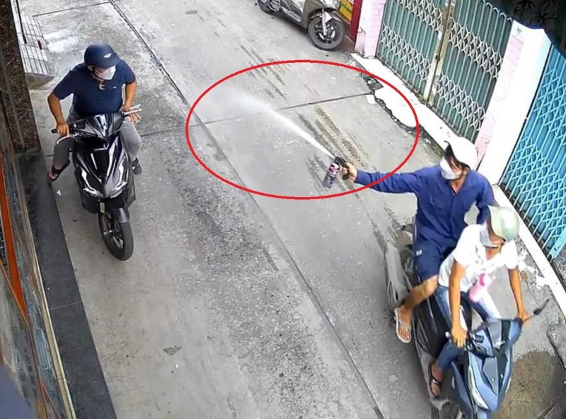 CSGT bat 2 ten cuop dung binh xit hoi cay tan cong nan nhan hinh anh