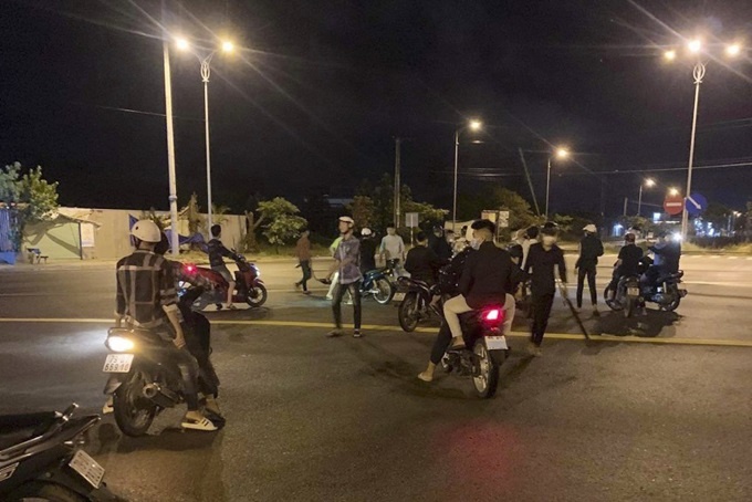 Chem nhau trong thuong vi mau thuan tren mang hinh anh