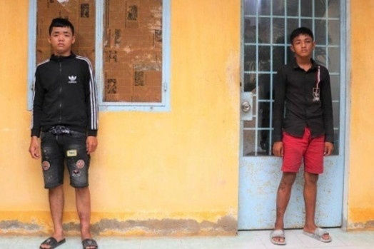 Bat nhom cuop nhi thuc hien nhieu vu cuop dien thoai hinh anh