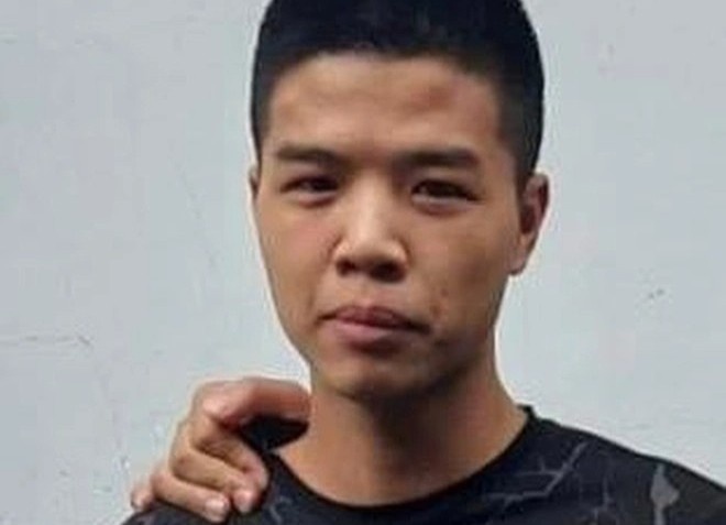 Bat doi tuong dung kiem chem nguoi o quan an dem hinh anh