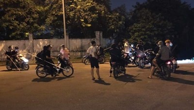 Hai nhom thanh nien hon chien vi nghi bi nhin deu hinh anh