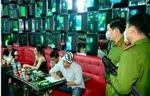 Bat qua tang 28 thanh nien to chuc bay lac ma tuy tai quan karaoke hinh anh