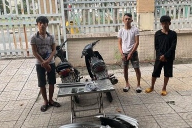 Bat khan cap nhom doi tuong gay ra 14 vu cuop giat tai san cua phu nu hinh anh