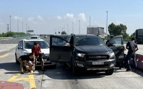 Canh sat no sung chan bat 4 nguoi mang theo ma tuy hinh anh