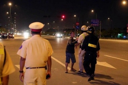 Vi pham giao thong, tai xe dui thuoc la dang chay vao mat canh sat hinh anh