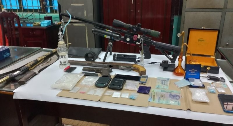 Triet pha duong day mua ban ma tuy, thu giu 3 khau sung hinh anh