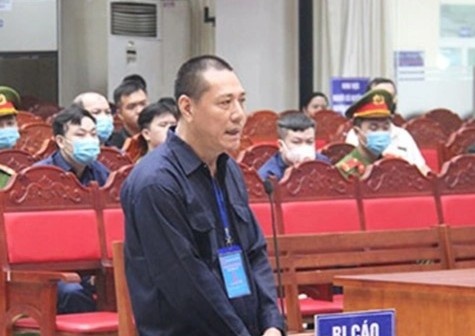 Bi cao cam dau noi tien thu loi khac cao trang trong vu buon lau xang hinh anh