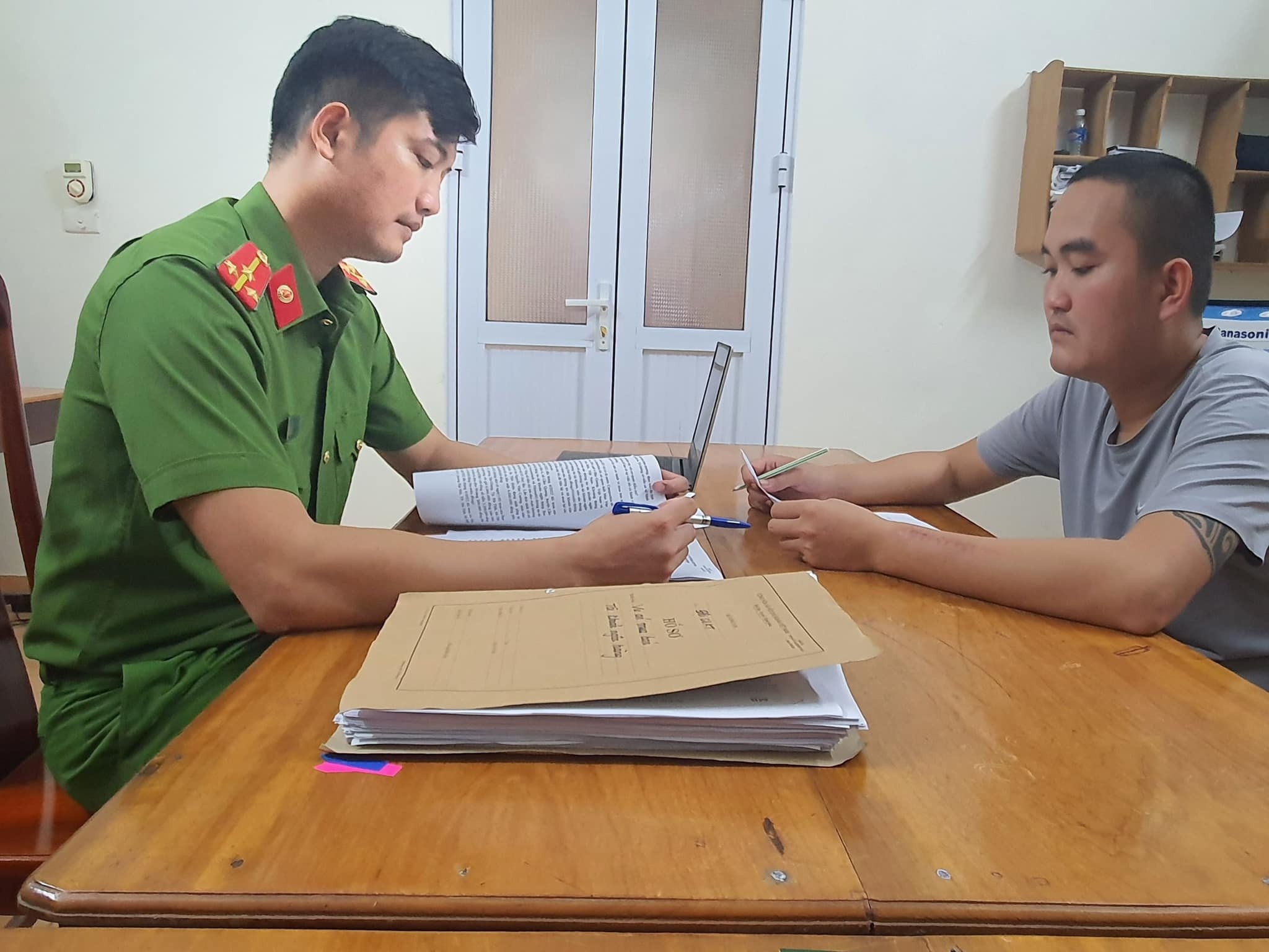 Danh sap duong day mua ban trai phep tai khoan ngan hang hinh anh