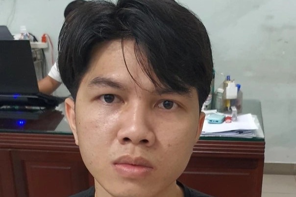 Bat nam thanh nien, thu giu khau sung cung 60 vien dan hinh anh