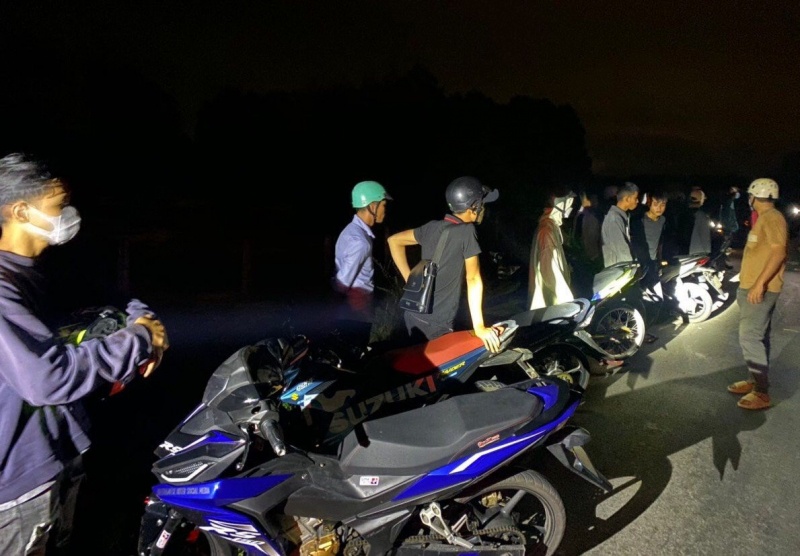 Ngan chan nhom thanh nien tu tap dua xe trai phep hinh anh